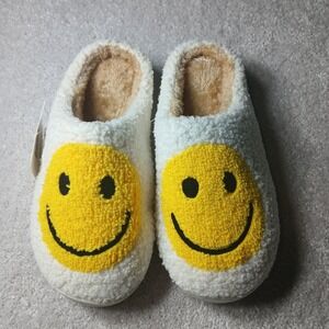 Smiley Face Adult Slipper's Size Small (5-6) NWT White- Sherpa-like